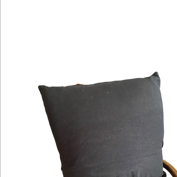 A square accent pillow in black & silver - Picture 4 of 4